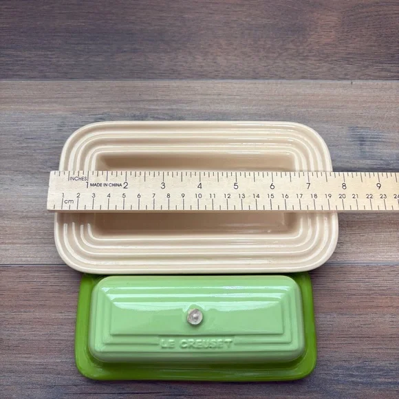 Le Creuset Covered Butter Dish, Green and Off White 1/4 lb Stick (BROKEN HANDLE) - Picture 6 of 8